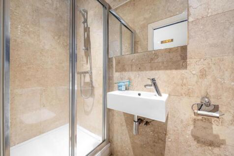 Bedroom 1 ensuite.JPG