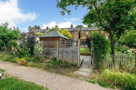 gated access direct to the tow path.jpeg
