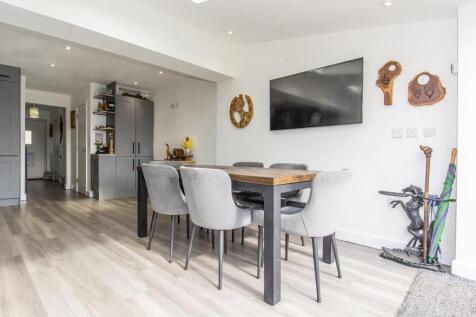 Family Dining Kitchen Photo Three)