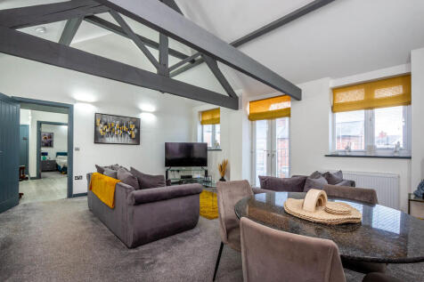 Lounge/Dining Roo...