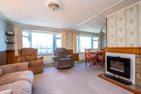 Lounge/dining roo...