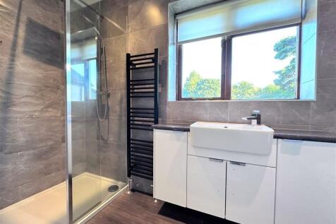 PRINCIPAL EN SUIT...