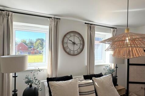 PRINCIPAL BEDROOM...