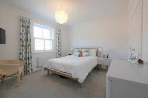 PRINCIPAL BEDROOM...