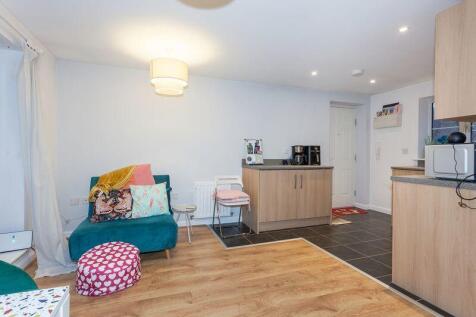 OPEN PLAN KITCHEN/SITTING ROOM