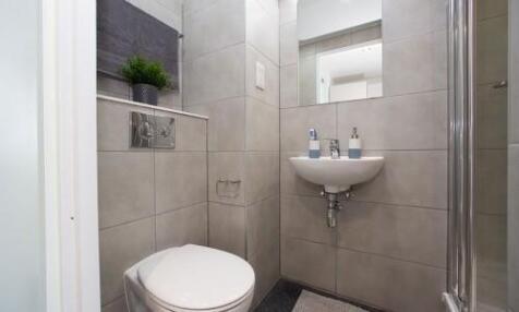 EN-SUITE SHOWER ROOM