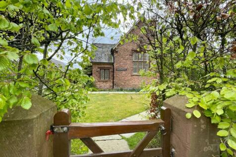 THE ACCOMMODATION COMPRISES: