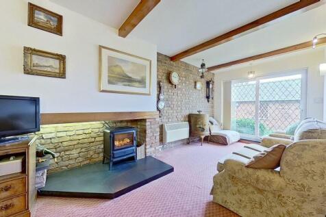 SITTING ROOM/DINING AREA