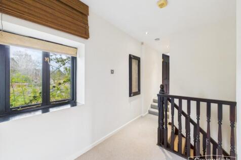 FIRST FLOOR LANDING