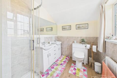 EN-SUITE SHOWER ROOM