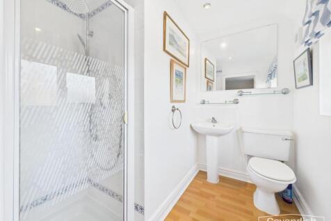 EN-SUITE SHOWER ROOM