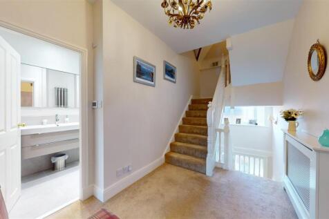 FIRST FLOOR MAIN LANDING