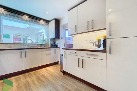 Fully Fitted Kitc...
