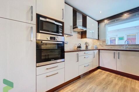 Fully Fitted Kitc...