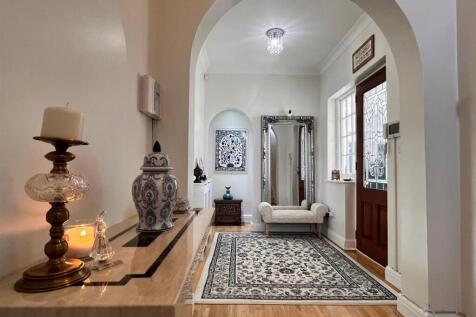 Entrance hall 2.jpg