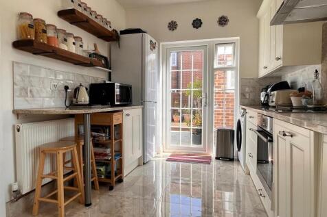 Kitchen 2.jpg