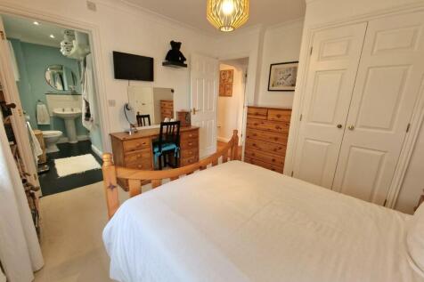 Bedroom 1.jpg