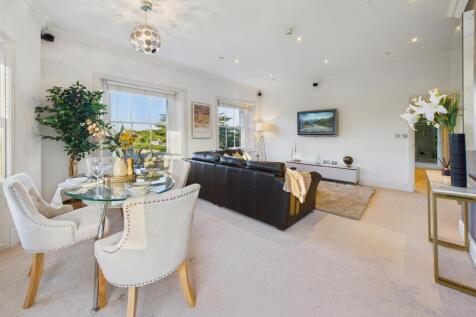 Spacious Living/Dining Room