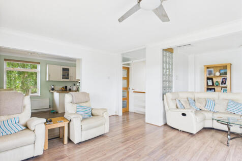 CAM01354G0-PR0547-STILL019