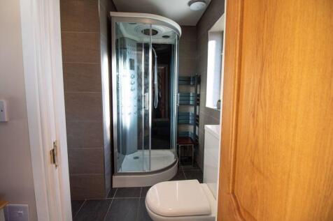 En-suite to the Master bedroom