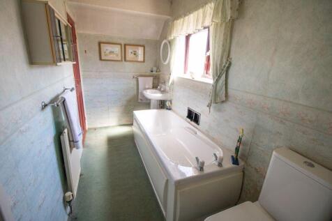 Family Bathroom (Upper Floor)