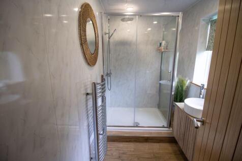 Family bathroom (upper floor)