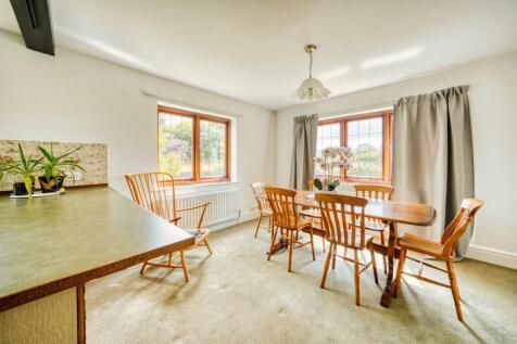 9 - dining area.jpeg