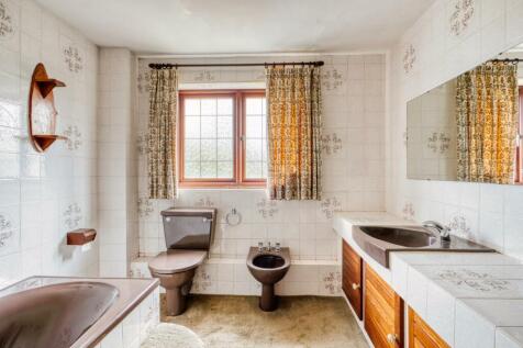 13 - bathroom.jpeg