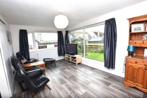 FAMILY SITTING ROOM.JPG