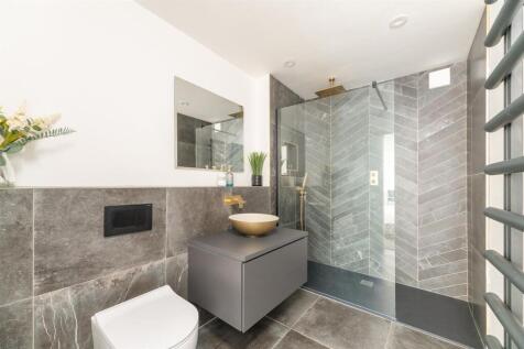 GROUND FLOOR BEDROOM EN SUITE