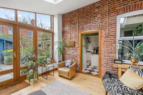 4 Bartholomews Close - 014.JPG