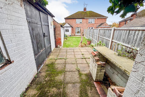 15 Woodland View - Rear T202511071418.jpg