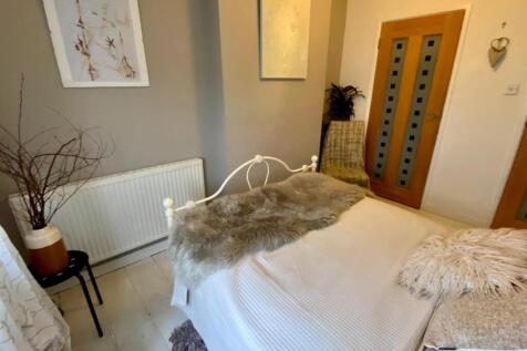 bed 1 with walk in robe.jpg