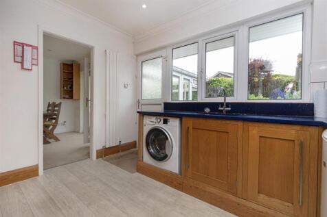 Bramleys Estate Agents - Gleneagles Way - Fixby (5