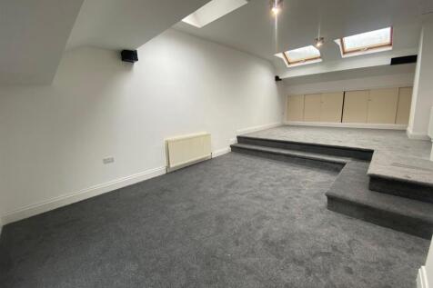 second floor bed 1.jpg