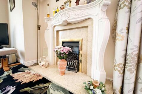 ALTERNATE VIEW OF LOUNGE