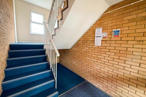 COMMUNAL ENTRANCE HALLWAY