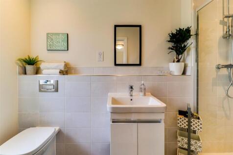 37. En-suite.jpg