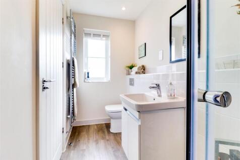 38. En-suite.jpg