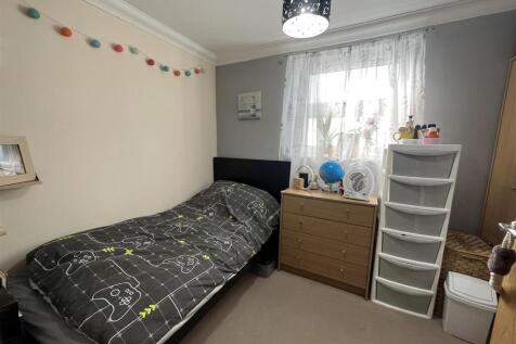 Bed 2.jpg