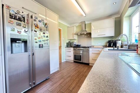 Fully Fitted Kitchen