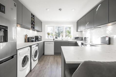 LUXURY FITTED KITCHEN (pic 2)