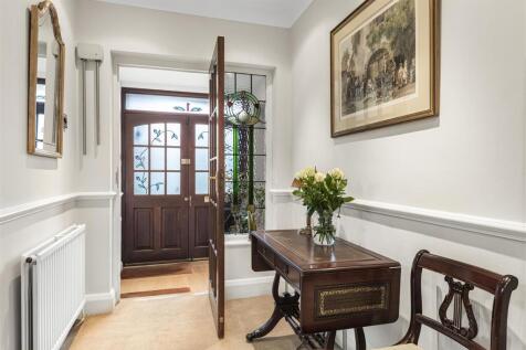 &#39;L&#39; SHAPED ENTRANCE  HALL: PIC. 2