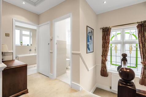 FIRST FLOOR LANDING