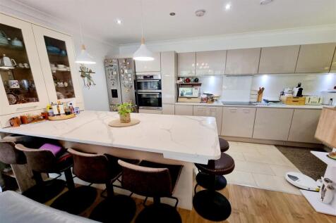 LUXURY KITCHEN/DINER: PIC. 1