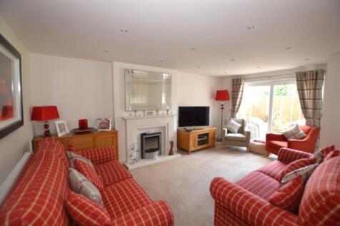 7 Gilpin Cres living room 2.JPG