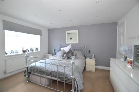 7 Gilpin Cres bed 2.JPG