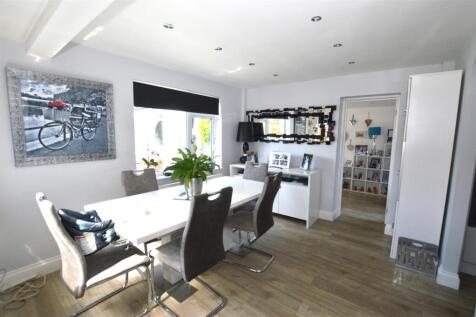 7 Gilpin Cres dining room .JPG