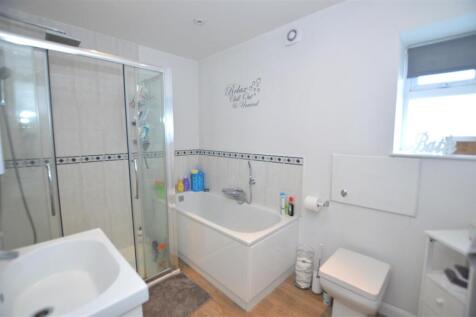 7 Gilpin Cres bath.JPG