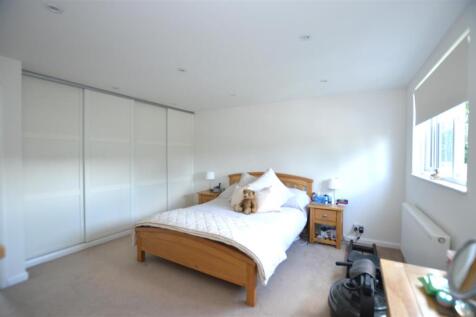 7 Gilpin Cres bed 1.JPG